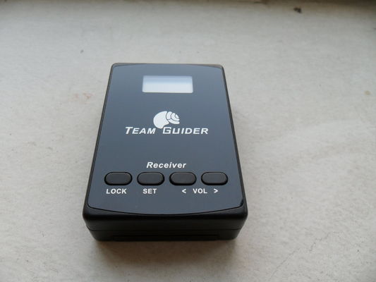 Mini trasmettitore tenuto in mano pratico della guida turistica L8, sistema di traduzione senza fili nero