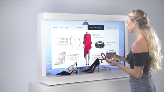 Schermo di visualizzazione interattivo della vetrina di colore bianco per la pubblicità dei vestiti