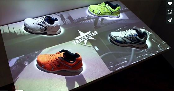 Pubblicità video d'integrazione della vetrina del negozio di scarpe del sistema di gestione interattivo della mostra